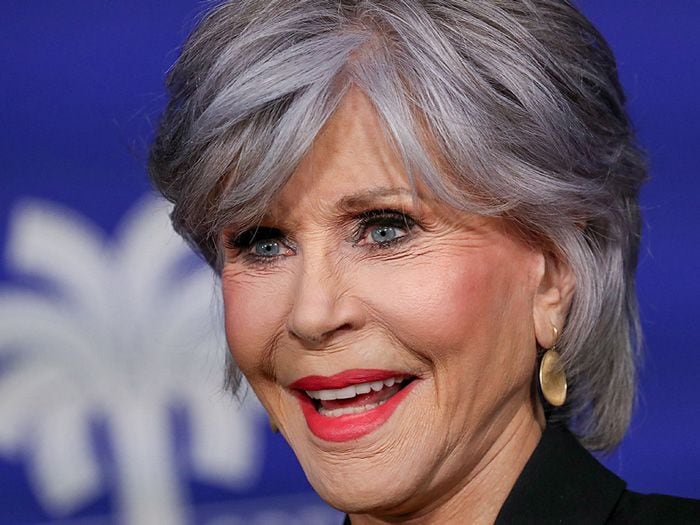 Jane Fonda sonríe a la cámara 