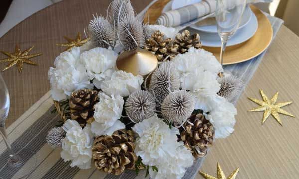 Un centro de mesa en dorado y blanco, que llama a la puerta de la sofisticación y la elegancia. El Taller de Flores Creando con Flores (eltallerdeflores.com).
