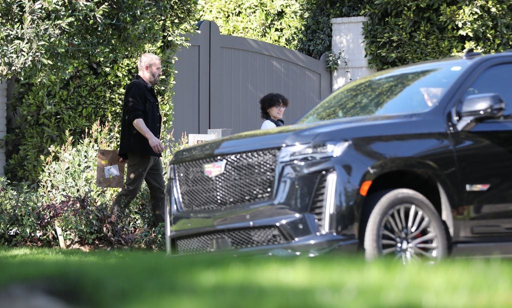 Photo © 2025 x17/The Grosby Group

PREMIUM EXCLUSIVE - TV CONSULT PRICE

Los Angeles, January 04, 2025

Ben Affleck can't stop smiling as ex-wife Jennifer Lopez stopped by his house on Sunday, just hours before the Golden Globes. The 52-year-old actor was all smiles as he caught sight of JLo, who stayed seated in the back of her luxury SUV before getting out to deliver a hug. JLo's child, Emme, was seen carrying a large gift from Ben, fueling speculation that Bennifer may be rekindling their romance in 2025.*** Ben Affleck no pudo esconder su alegría cuando su exesposa, Jennifer Lopez, lo visitó en su casa el domingo, tan solo horas antes de la ceremonia de los Globos de Oro. El actor de 52 años sonrió al ver a JLo, quien llegó en su lujoso SUV y permaneció dentro del vehículo antes de salir para abrazarlo. Además, la hija de JLo, Eme, fue captado llevando un gran regalo de parte de Ben, lo que ha generado especulaciones sobre una posible reconciliación entre la famosa pareja, Bennifer, en 2025.