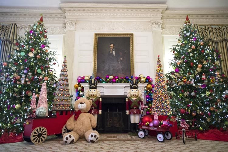 En el comedor de Estado, dos grandes árboles flanquean la chimenea y, a sus pies, es como si Papa Noel hubiera pasado ya por allí, se acumulan grandes juguetes como un oso de peluche, dos soldaditos y un tren cargado de ilusión
