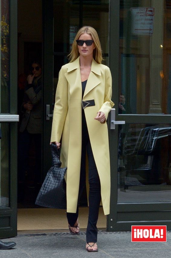 Rosie Huntington-Whiteley abrigo amarillo