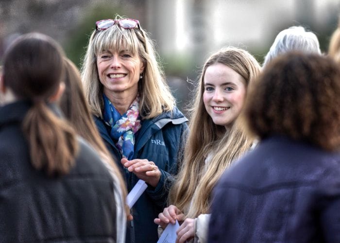 Amelie McCann junto a su madre 