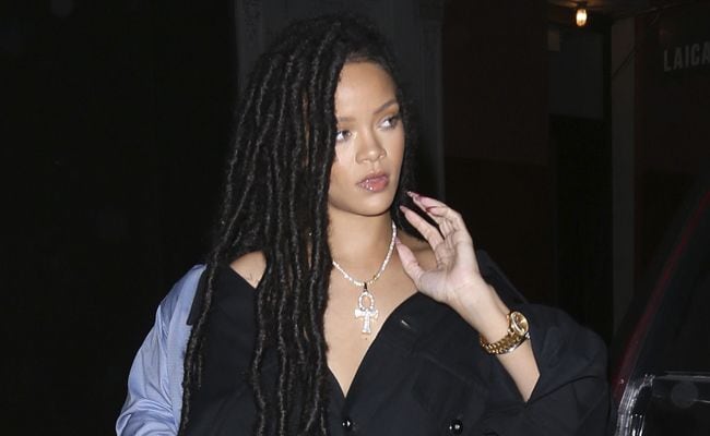 Rihanna radiante y original con rastas