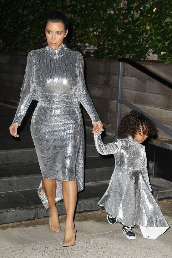 Kim Kardashian y North West con vestidos plateados