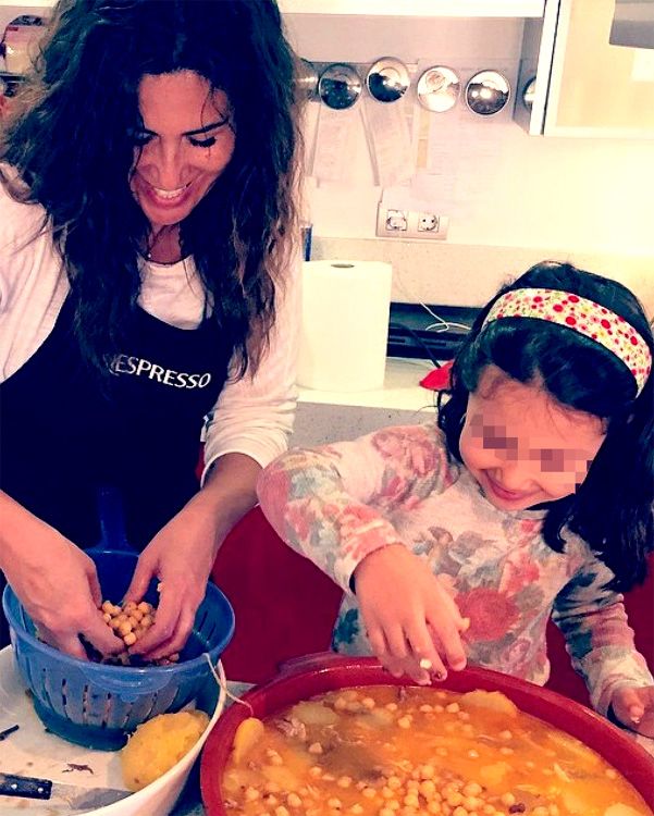 Nuria Roca y Olivia cocinando