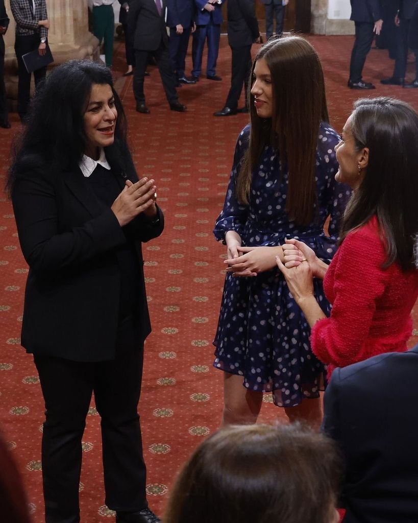 La princesa Leonor y la infanta Sofía con la ilustradora y directora iraní Marjane Satrapi