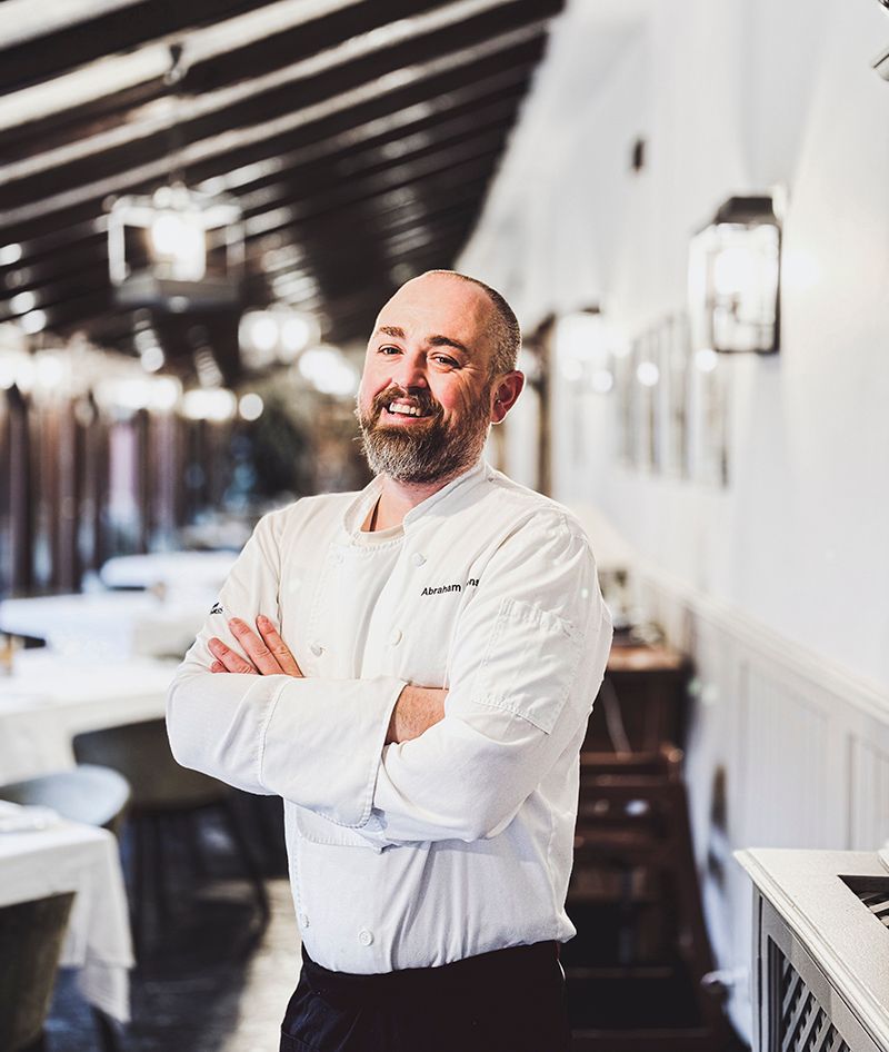 Abraham Alonso, jefe de cocina del restaurante Llar de Molín, en el Parador de Gijón