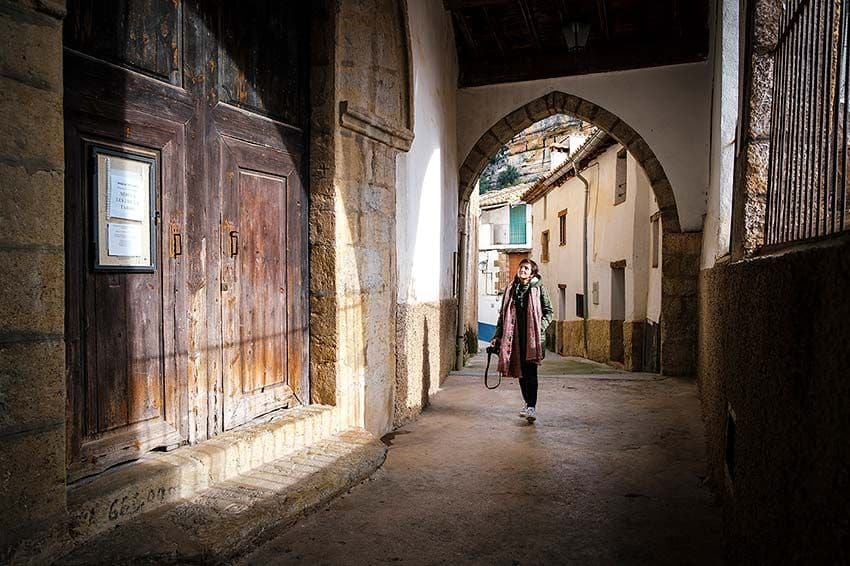 14vallibonauna turista pasea junto a la iglesia de la anunciacion