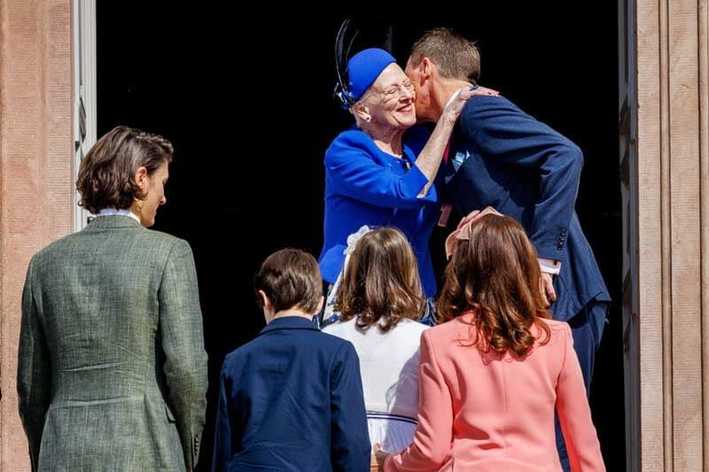 Félix de Dinamarca besando a su abuela, la reina Margarita