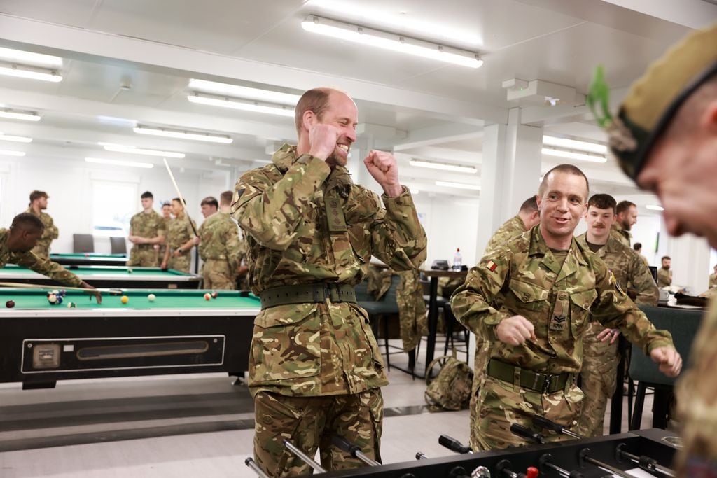 El príncipe Guillermo en un campamento militar en Estonia