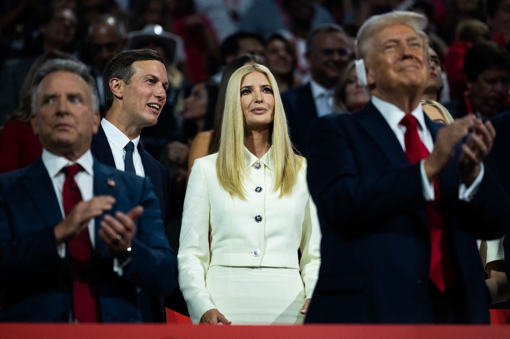 Ivanka Trump con su marido Jared Kushner, detrás del magnate