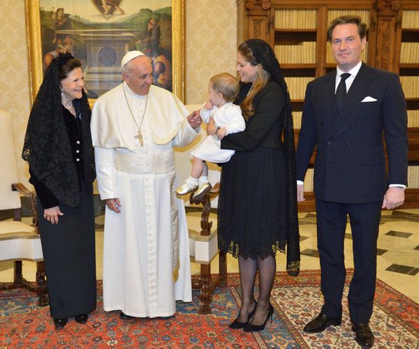 Muy pronto Magdalena de Suecia y su marido se convertirán en padres por segunda vez, según dijo la propia reina Silvia, el nacimiento del tercer nieto de los Reyes de Suecia se espera para el próximo mes de junio, un mes en el que también se celebrará en enlace entre el príncipe Carlos Felipe y Sofía Hellqvist
