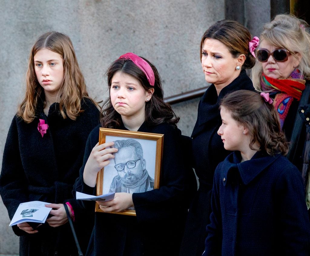 Princesa Martha Luisa y sus hijas, Maud Angelica Behn, Leah Isadora Behn, Emma Tallulah Behn en el funeral de Ari Behn.