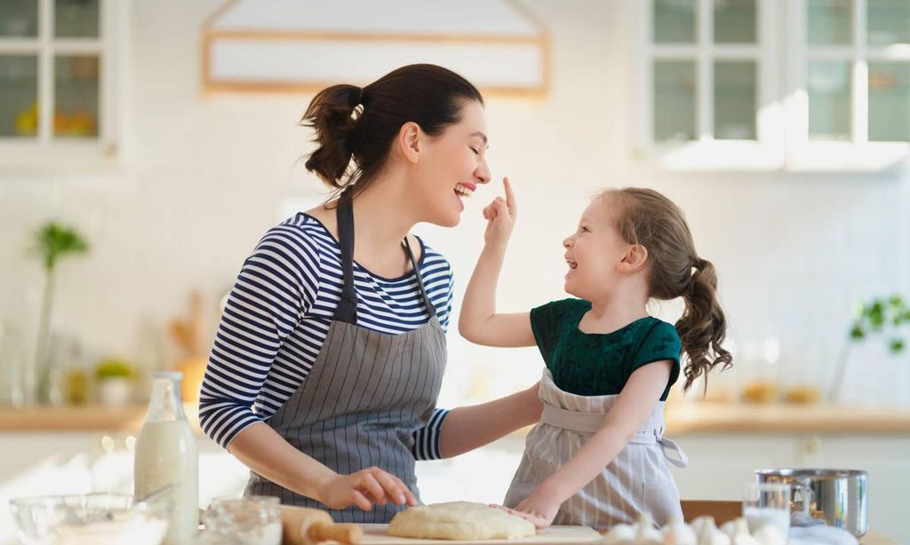 madre e hija concinando