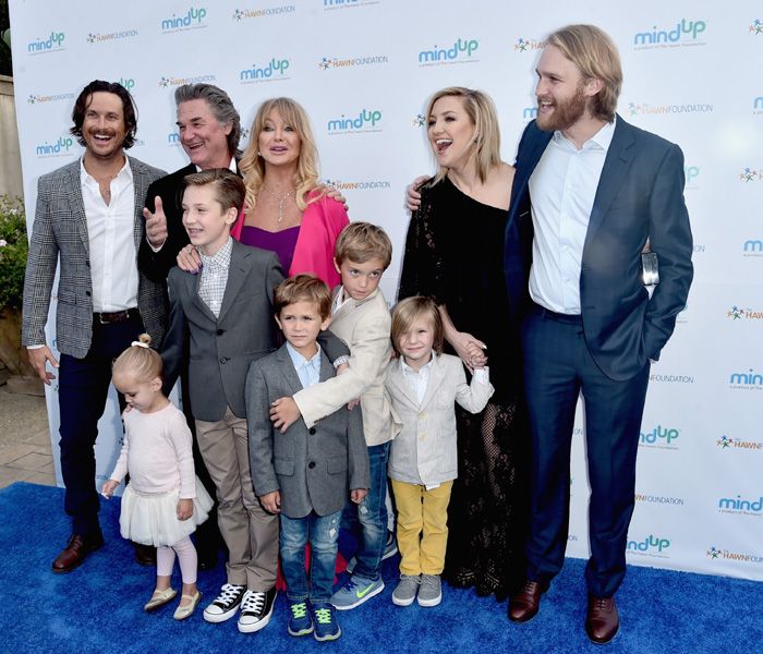 Goldie Hawn posó con su familia al completo durante la gala benéfica de su fundación Goldie's Love In For Kids que tuvo lugar en Beverly Hills
