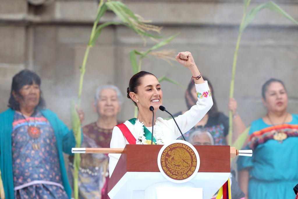 Tras la ceremonia protocolaria, Claduia Sheinbaum encabezó un acto en el Zócalo de la Ciudad de México