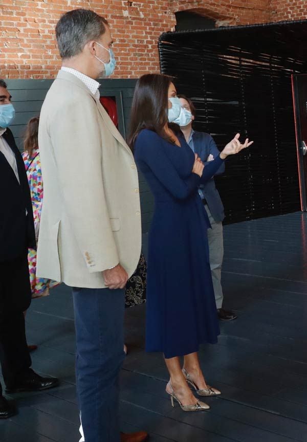 Doña Letizia con vestido azul y zapatos de serpiente