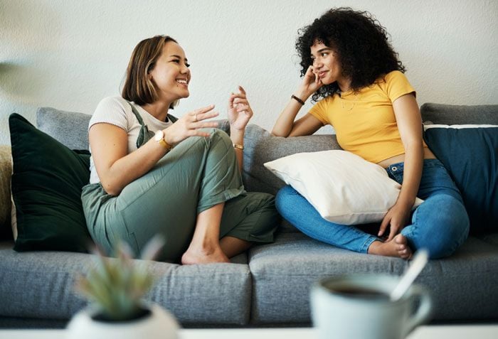 amigas hablando en el sofá