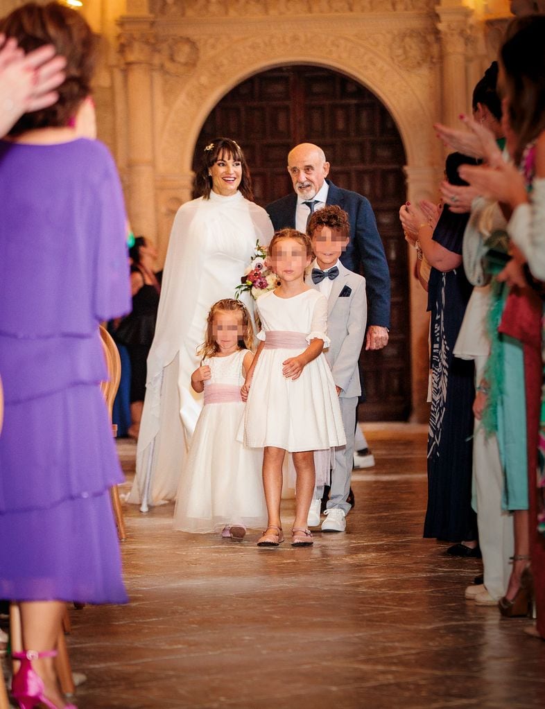 Irene, con su padre, uno de sus hijos y sus sobrinas, caminando hacia el altar al son de 'The Power of Love', que versionó Céline Dion en los 90. "Mi relación es el poder del amor y he bailado mucho esa canción, en versión “house”. Me muero con Céline. Cuando vi su documental, me sentí tan identificada…", nos dice Irene