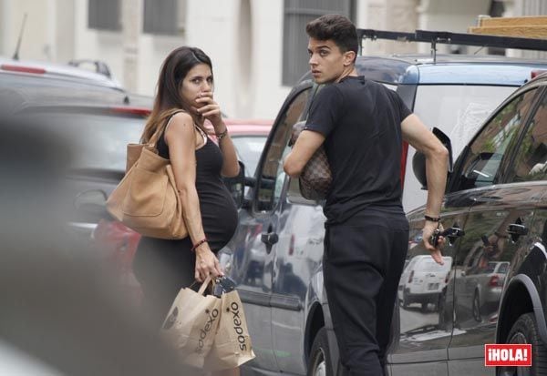 Días antes de ser padres, la pareja estuvo haciendo algunos recados por la ciudad, tal vez ultimando los detalles del nacimiento de su hija
