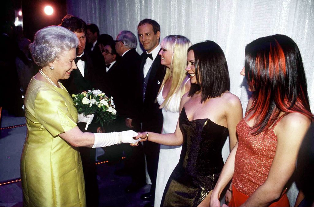 Isabel II saluda a Victoria Beckham en diciembre de 1997