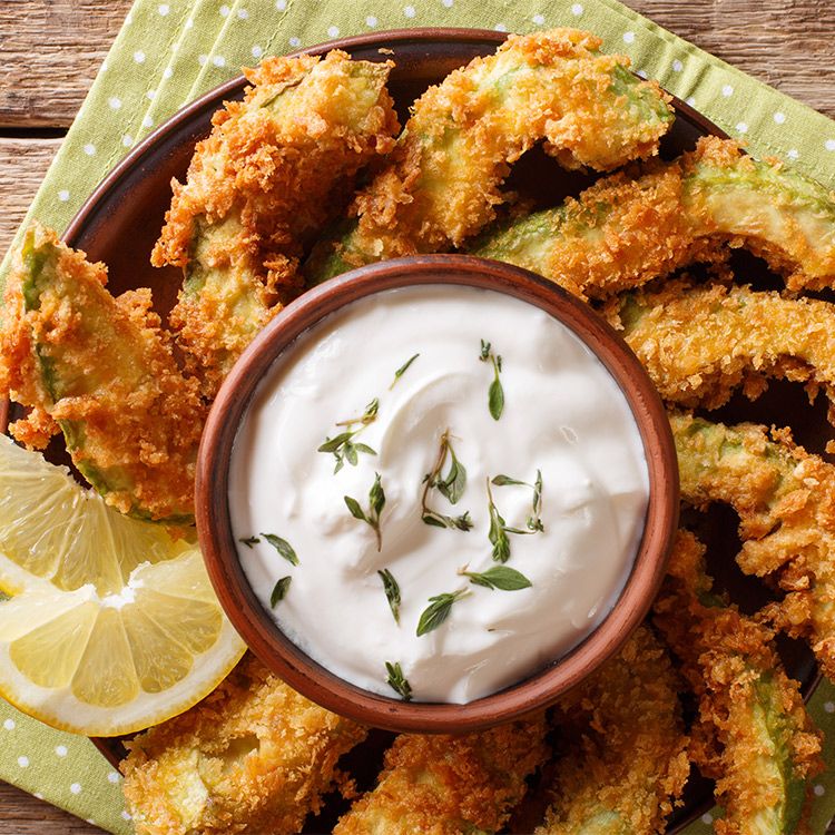 Aguacate crujiente con panko y salsa de queso y yogur