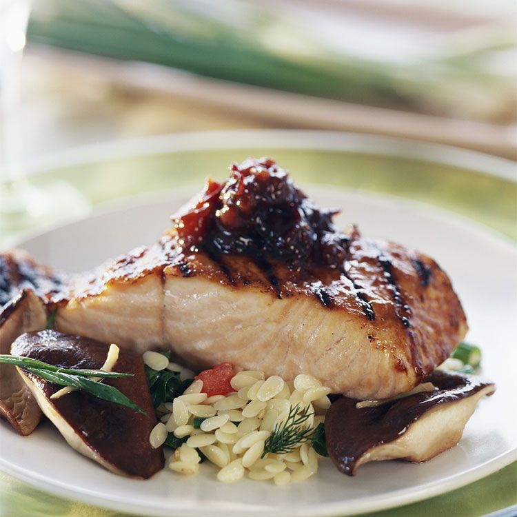 Salmón a la parrilla con salsa de ciruela y jengibre, orzo y setas