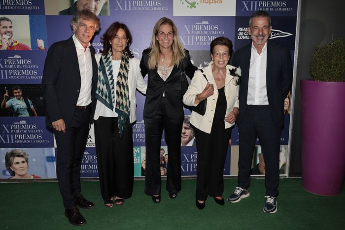 Arantxa Sánchez Vicario junto a su madre y sus tres hermanos