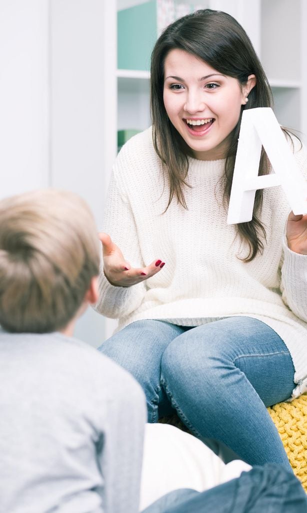 Logopeda trabajando en una sesión con un niño