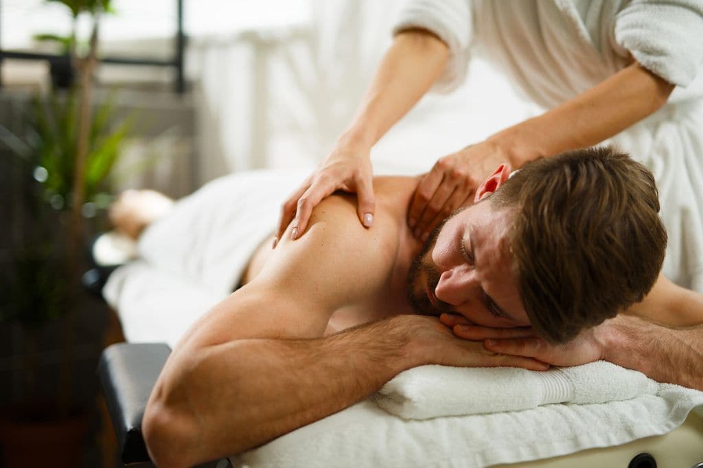 Hombre recibiendo masaje en un spa