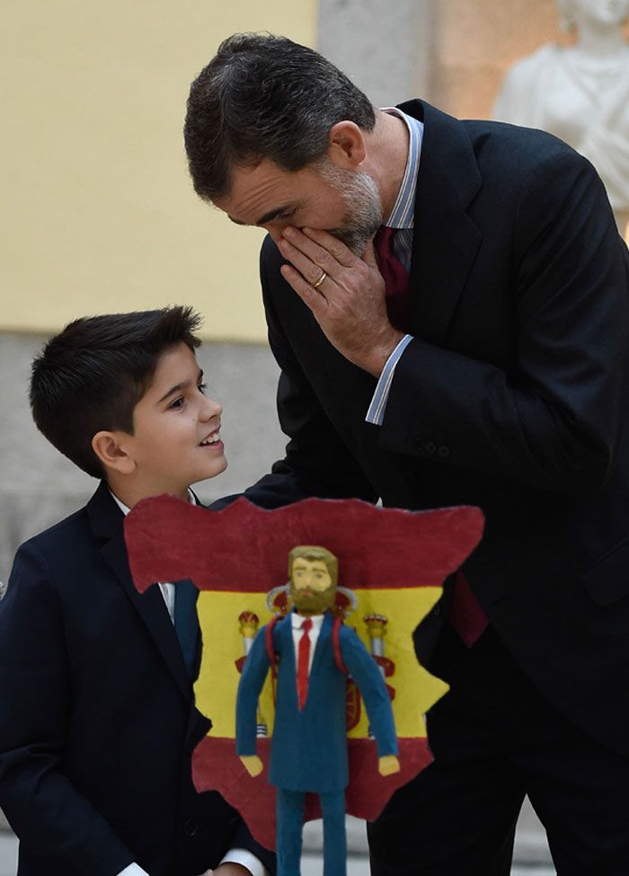 El Rey ha abierto las puertas del Palacio Real de El Pardo a los niños y niñas ganadores de la edición 35ª del concurso ¿Qué es un Rey para ti? En la imagen, Felipe VI comparte una confidencia con Izan Rilova Suárez, de 5º de primaria en el Colegio Patronato de San José, Gijón, que representó al Rey cargando la mochila de España
