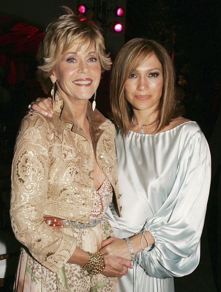 Jennifer Lopez y Jane Fonda en el estreno de la película 'La madre del novio' en abril de 2005