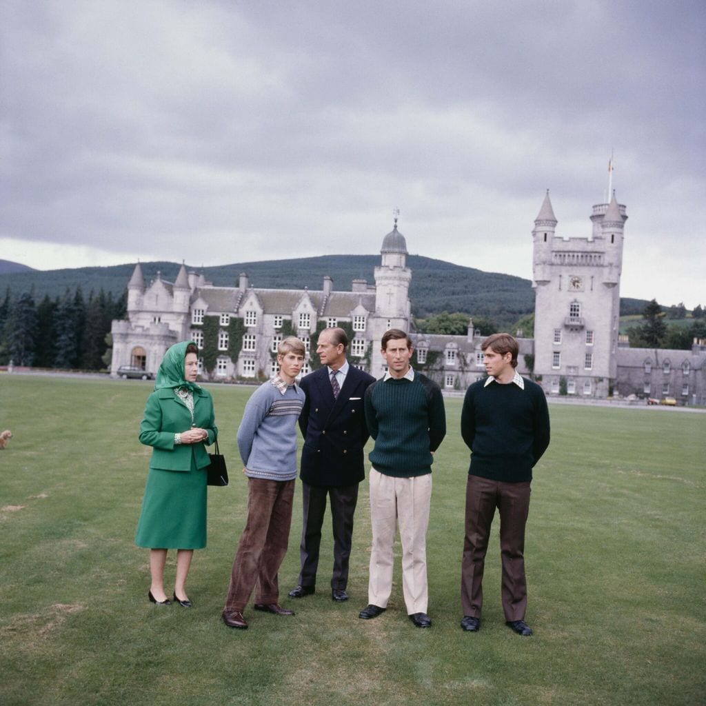 La reina Isabel con el Duque de Edimburgo y sus hijos
