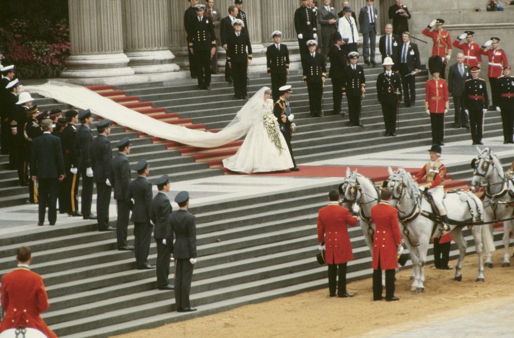 Diana de Gales el día de su boda a la salida de la iglesia