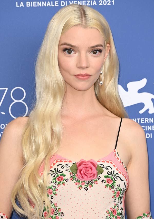 Anya Taylor-Joy con vestido floral