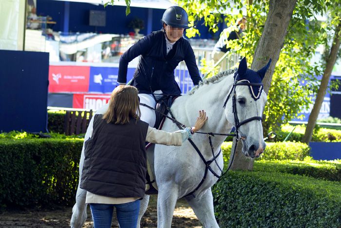 Margarita Vargas acaricia el caballo de su hija