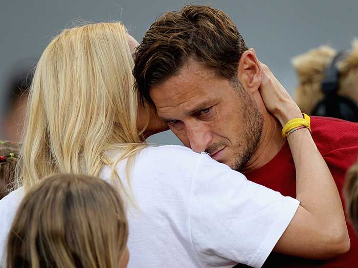 Francesco Totti e Ilary Blasi en un partido de fútbol 