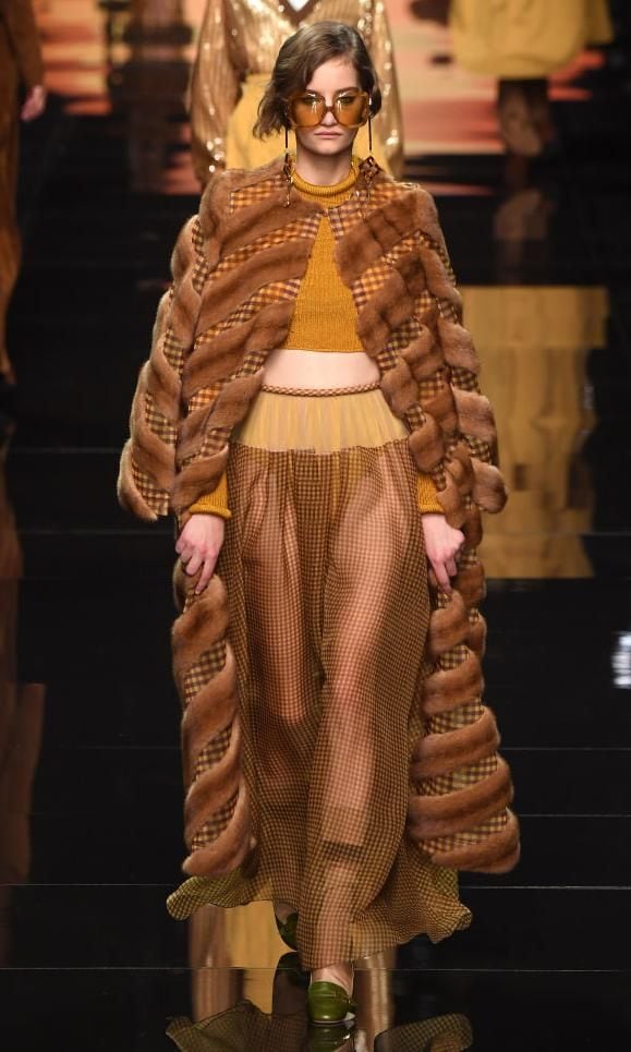 Looks de pasarela de Fendi de abrigo de piel largo y vestido transparente