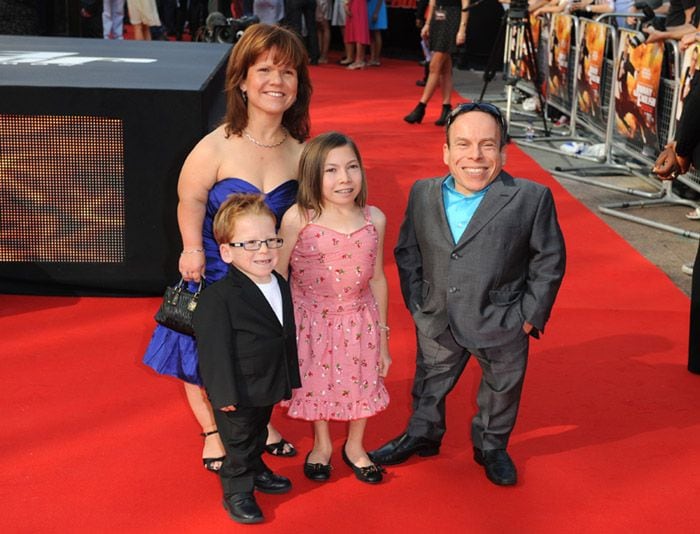 Warwick Davis y su familia