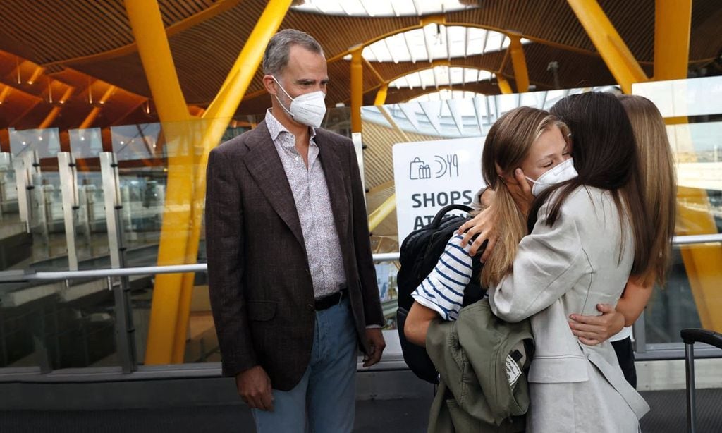 hola 4040 princesa leonor con sus padres en el aeropuerto