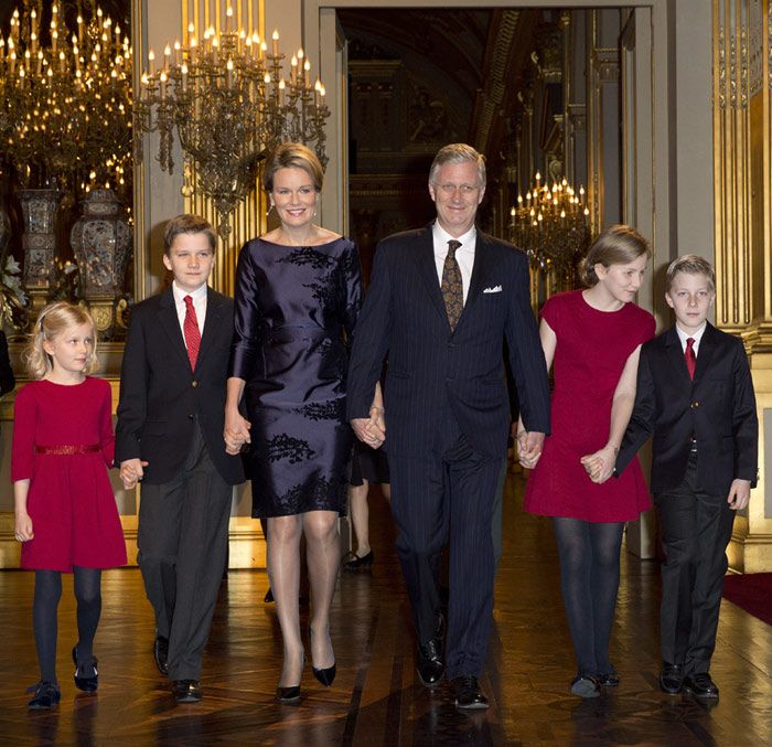 Los reyes Felipe y Matilde sólo contaron con la presencia de sus cuatro hijos, los príncipes Elisabeth, Gabriel, Emmanuel y Eléonore, que irrumpieron en el tradicional salón del concierto de Navidad de palacio todos unidos de la mano
