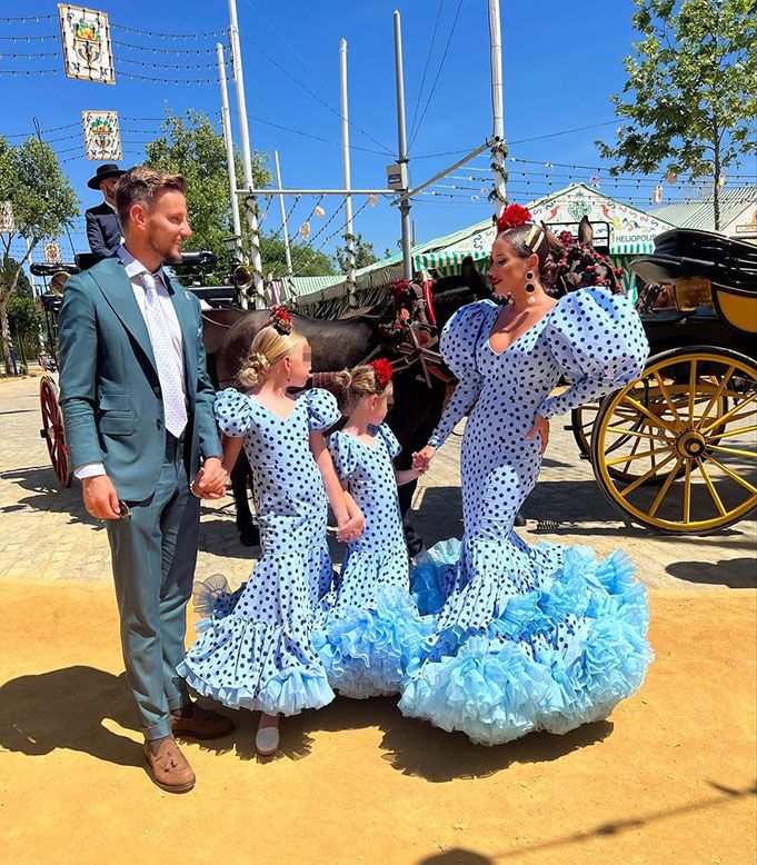 Rakitic con su mujer y sus hijas