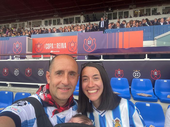 Mario García con su mujer y su hija en la final de la Copa de la Reina