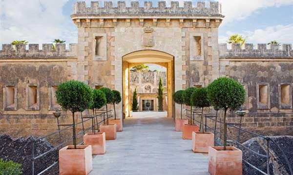 En Cap Rocat (caprocat.com), el arquitecto Antonio Obrador ha transformado una antigua fortaleza militar en un hotel de lujo, al servicio del confort.
