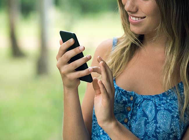 Chica con el teléfono