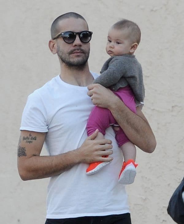 La pequeña, que ha heredado el pelo castaño y los ojos de su padre, es un precioso bebé de cinco meses que ha colmado de felicidad a Scarlett y Romain 