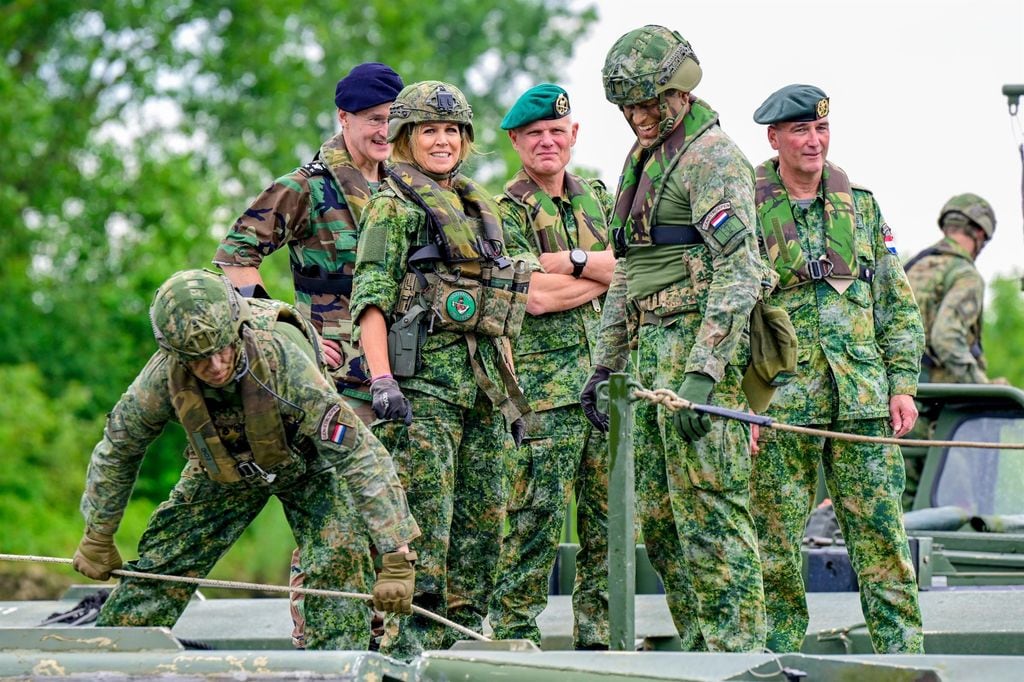 Reina Máxima de Países Bajos entrenamiento militar