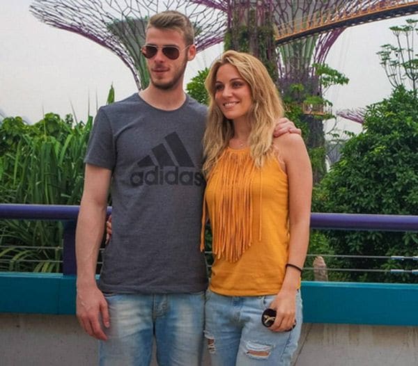 La pareja ha vuelto a España sin noticias sobre el futuro profesional del futbolista
