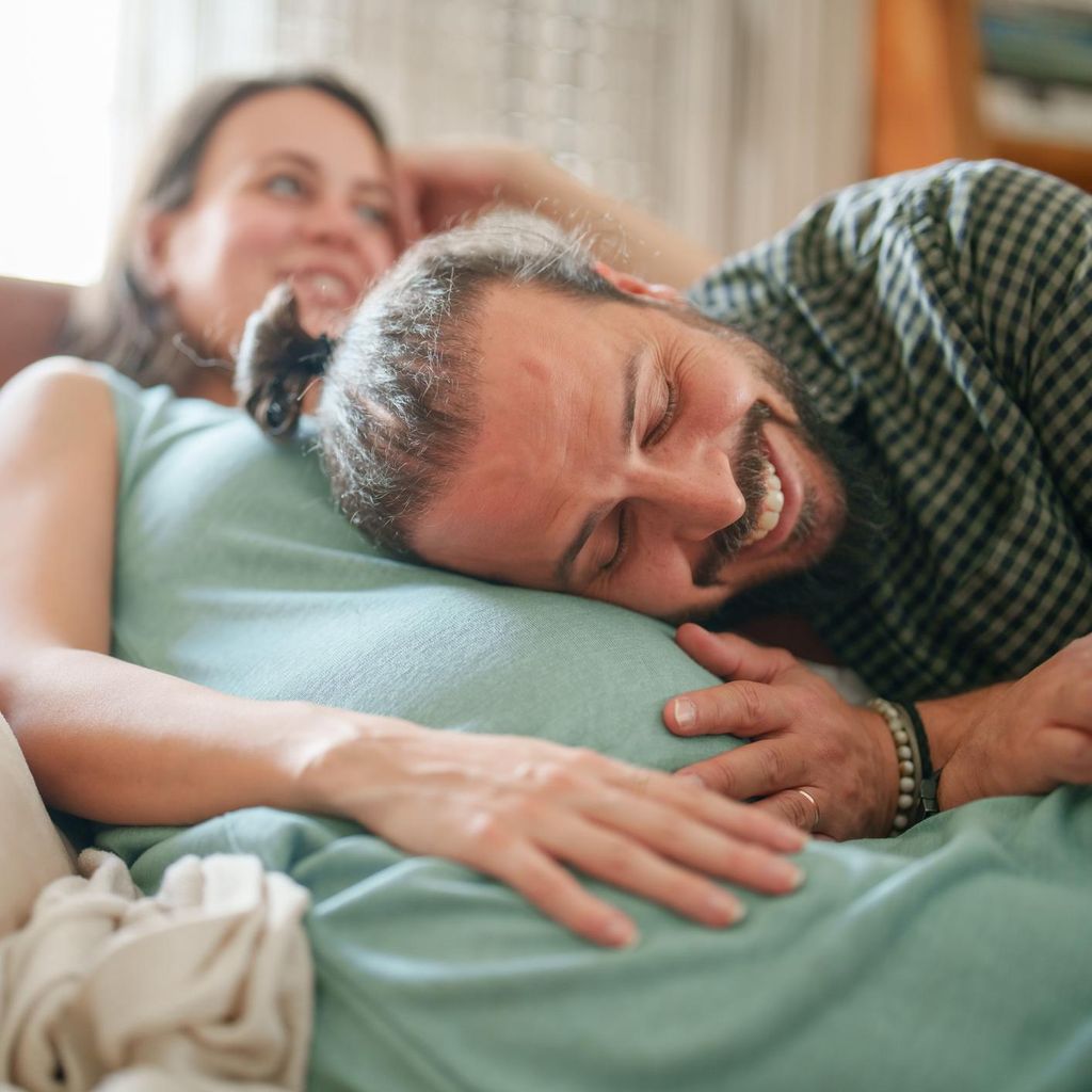 Hombre abraza a su pareja