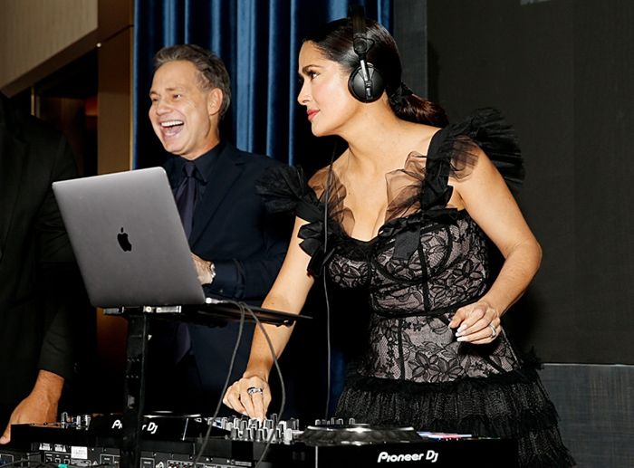 Salma Hayek sorprende como DJ